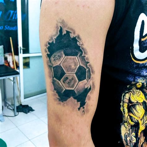 tatuajes pequeos de ftbol|Tatuaje balon de futbol pequeño